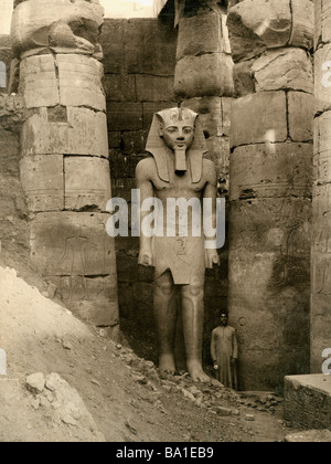 Geographie/Reise, Ägypten, Theben East Bank, Karnak, Amun-Re-Tempel, Kolossalstatue des Königs Ramseses II (ca. 1290 - 1224 v. Chr., 19. Dynastie), Edition Schroeder et Cie., ca. 1890, Stockfoto