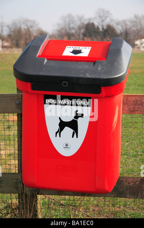 Ein Hund verschwenden Abfallbehälter in der Bedfont Lakes Country Park, Bedfont Middx. Stockfoto