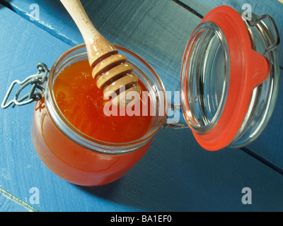 Honigglas Auf Löffel Honig Honig Honig im Glas auf der Theke Stockfoto