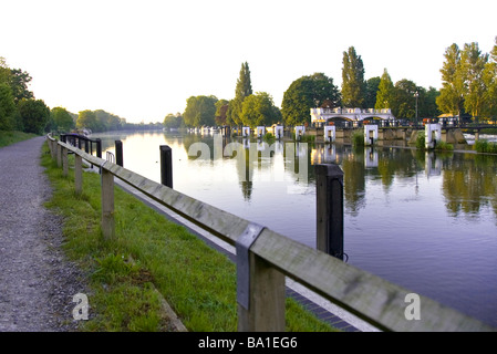Fluss Themse Leinpfad und Liegeplätze in der Nähe von Teddington Lock, angrenzend an Teddington Wehr. Stockfoto
