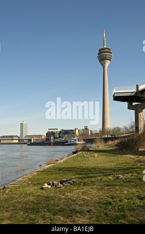 Blick auf Düsseldorf mit dem Rheinturm und Steg im Hafen, Deutschland. Stockfoto