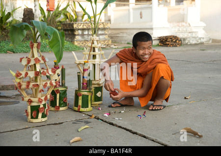 Ein junger Mönch machen bunte Bambus Skulpturen in seinem Tempel in Luang Prabang Laos Stockfoto