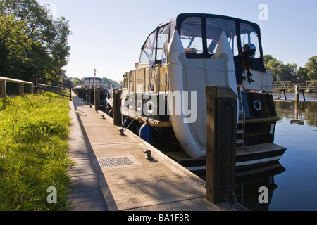 Boot vor Anker neben Themse Leinpfad in der Nähe von Teddington Lock, angrenzend an Teddington Wehr. Stockfoto