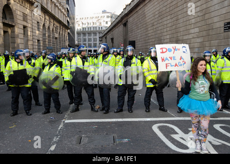 Junge weibliche Demonstrant tragen Tracht vor Riot Polizei Barrikade während der G20-Proteste in der City of London. Stockfoto