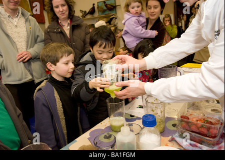 Das Museum in Oxford hat einen Tag der Wissenschaft für Kinder hier Spliting DNA aus im Reagenzglas Stockfoto