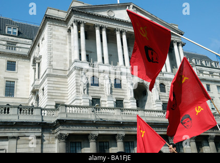 Rot kommunistischen Partei Fahnen außerhalb der Bank of England in der City of London Stockfoto