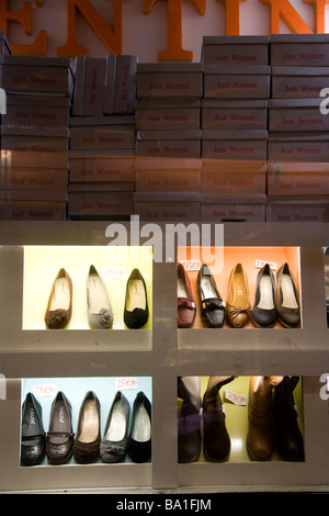 Schuhe sind für die Anzeige am unterirdischen Bahnhof Châtelet Les Halles in Paris, Frankreich aufgereiht. Stockfoto