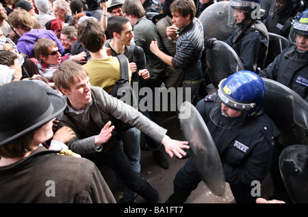 Polizei Zusammenstoß mit Demonstranten bei den G20 Protesten in London Stockfoto