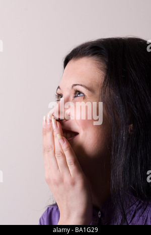 Schöne junge Frau blickte lachend Stockfoto