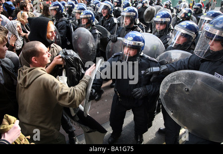 Polizei Zusammenstoß mit Demonstranten bei den G20 Protesten in London Stockfoto