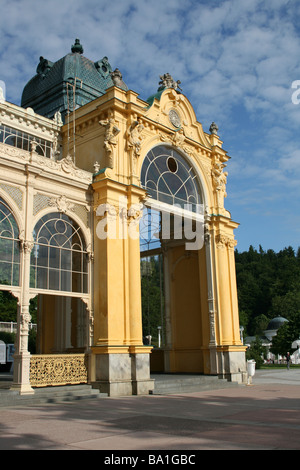 Fragment von Quell-/Brunnenwasser Kolonnade in Marianske Lazne aka Marienbad Tschechien Stockfoto