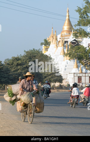 BIRMA/Myanmar die buddhistischen Klöster IN der Heiligen Stadt SAGAING in der Nähe von MANDALAY Foto Julio Etchart Stockfoto