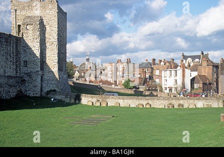 Rochester, Kent, Teil der Fassade des Schlosses und Rücken von Gebäuden in der High Street. Stockfoto