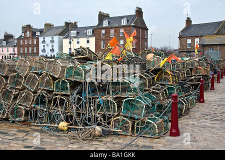 Angeln Gatter neben Arbroath Hafen und am Kai Seite und Zeile der farbenfrohen Hafen beherbergt UK Stockfoto