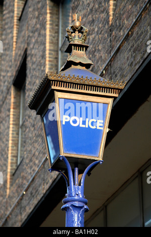 Eine traditionelle alte blaue Polizei Licht (Laterne) außerhalb der Metropolitan Police Station im Portman Square, London. Stockfoto