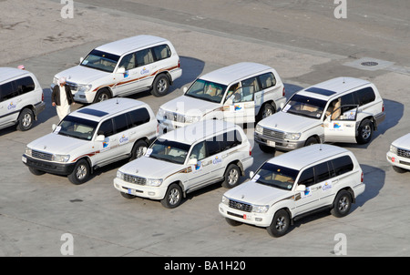 Abu Dhabi Hafen Blick hinunter auf 4 x 4-Fahrzeuge warten auf Kreuzfahrt-Passagiere für Dune bashing Ausflüge in die Wüste Stockfoto