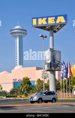 Abu Dhabi Marina Einkaufszentrum & Tall Ikea Zeichen & Werbetafel mit Observatorium Turm hinter den Vereinigten Arabischen Emiraten im Persischen Golf Naher Osten VAE Stockfoto