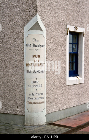 Zeichen Werbung bar Mittag- und Abendessen an der Ecke Wand der alten Sudhaus Restaurant Arbroath UK Stockfoto