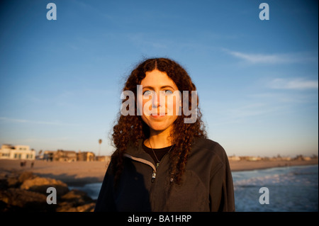 Schöne junge Frau am Strand Stockfoto
