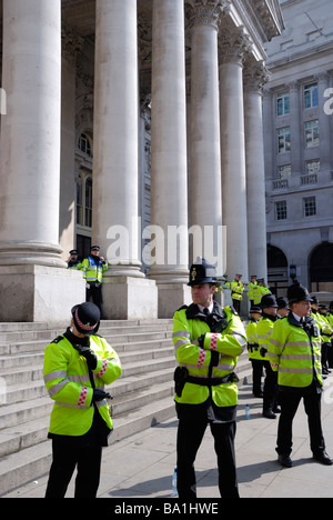 Polizei bewacht die Royal Exchange bei G20-Demonstrationen in der City of London Stockfoto