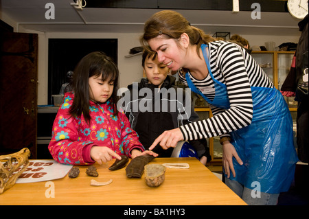 Das Museum in Oxford hat einen Tag der Wissenschaft für Kinder damit du Dinosaurier Zähne behandeln Stockfoto