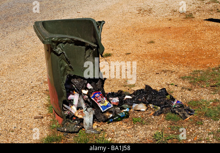 Bush-Feuer-Australien / ein verbrannter Wheelie bin nach einem Buschfeuer. Kinglake Victoria Australien. Stockfoto