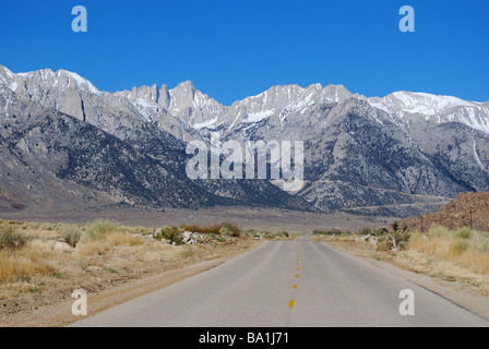 Mt Whitney, verließ Felsenspitze von Zentrum und Whitney Portal Road, westlich von Lone Pine, CA Stockfoto