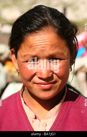 Tibetische Flüchtlinge Frau lebt in Chattru, Indien Stockfoto