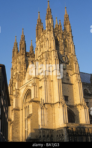 Die Kathedrale von Canterbury, schrägen Blick auf West-Front in die untergehende Sonne. Stockfoto