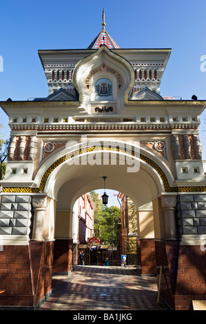 Triumphbogen zu Ehren des Tsesarevich Nikolai II. Goldene Horn Kai, Wladiwostok, Russland. Stockfoto