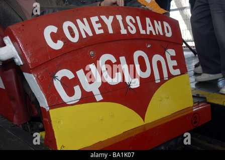 Eröffnungstag der Cyclone-Achterbahn in Coney Island in Brooklyn in New York Stockfoto