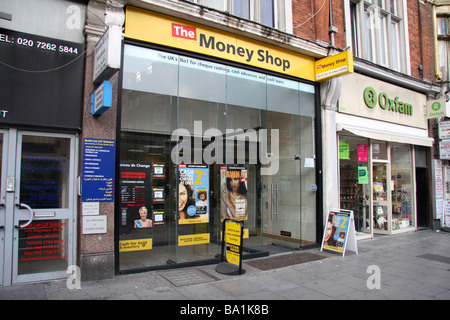 Die Ladenfront des The Money Shop Scheck einlösen und Bauer Makler Store auf der Edgware Road, London. Mar 2009 Stockfoto