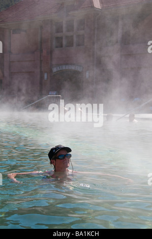 Frau saugt in den dampfenden Therapiebecken, Glenwood Hot Springs, Glenwood Springs, Colorado. Stockfoto