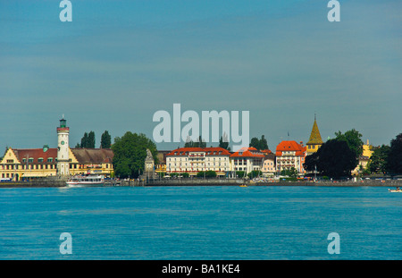 Lindau alten Stadt und den Hafen Eingang mit Fähre Lake Constance Germany | Lindauer Altstadt Hafen Und Fähre-Bodensee Stockfoto