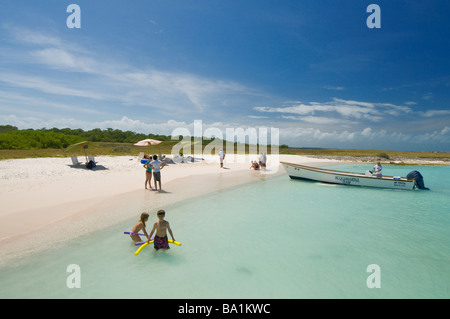 Boote, die Touristen auf einer Insel in Los Roques Venezuela Südamerika Abwurf Stockfoto