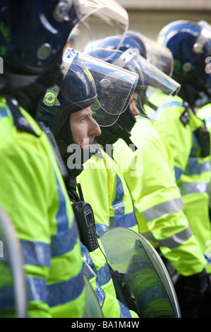 Reihe von Polizisten in Aufruhr Getriebe G20-Gipfel Stockfoto