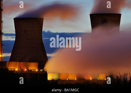 Dampf-Wogen aus Kühltürmen in der petrochemischen Raffinerie in Grangemouth, Bezirk Falkirk, Schottland Stockfoto