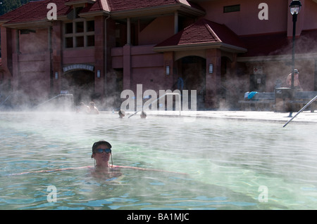 Frau saugt in den dampfenden Therapiebecken, Glenwood Hot Springs, Glenwood Springs, Colorado. Stockfoto