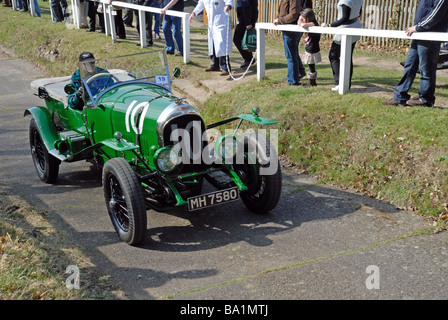 MH-7580 1925 Bentley 3 Liter Alan Minchin aufsteigend mit Geschwindigkeit auf der Brooklands Museum Test Hill Challenge feiert die Stockfoto