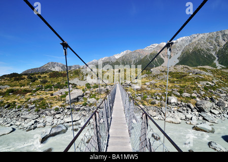 Ein Ropebridge über den Fluss fließt aus dem Hooker und Mueller Gletscher-Seen in der Nähe von Mt Cook Village in Neuseeland Stockfoto