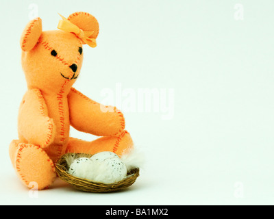 Miniatur-Teddy mit einem Nest von Eiern (Mini tragen Sammlung) Stockfoto