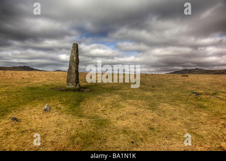 Stein über Merrivale auf Dartmoor mit großen Grundnahrungsmittel Tor und große Mis Tor im Hintergrund stehend Stockfoto