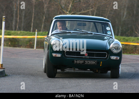 MG Midget Kurvenfahrt mit Geschwindigkeit während einer Autotest-Veranstaltung in zunächst Country Park, County Down, Nordirland Stockfoto