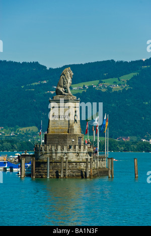 Statue des Bayerischen Löwen Hafeneinfahrt Lindau-Bayern-Deutschland | Statue Bayerischer Löwe, Hafen, Lindau, Bodensee Stockfoto