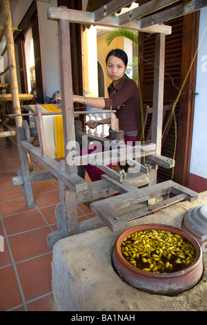 Vietnamesin Spinnen Seide aus dem Kokon der Seidenraupe in Hoi An Vietnam Stockfoto