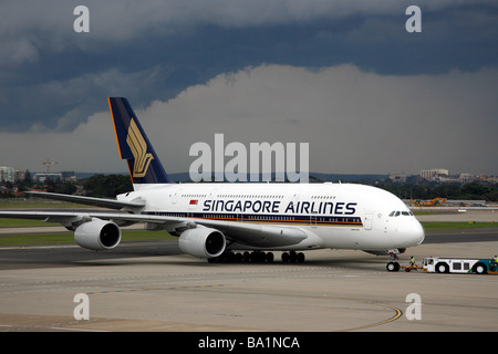 Ein Singapore Airlines Airbus A380 Superjumbo Flugzeug sitzt auf dem Rollfeld in Sydney Kingsford Smith International Airport Stockfoto