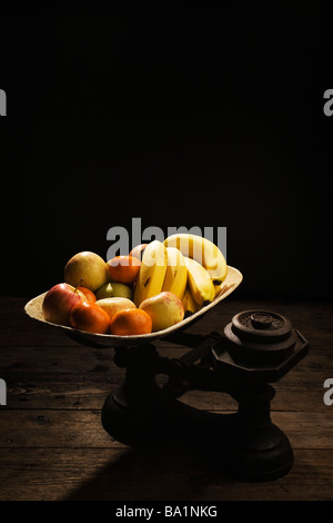 Gemischte Früchte auf Vintage skaliert. Stockfoto