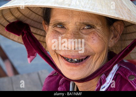 Porträt einer älteren vietnamesischen Frau, deren Zähne aus Käfer Nuss einen Tradional Hut in Hoi An Vietnam gefärbt sind Stockfoto