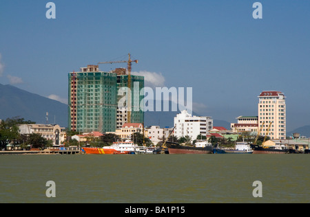 Hochhäuser entlang des Han-Flusses in den Hafen von Da Nang Vietnam Stockfoto