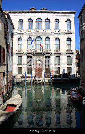 Gondeln vor Anker vor dem wichtigen Gebäude am Kanal in Venedig, Italien. Stockfoto
